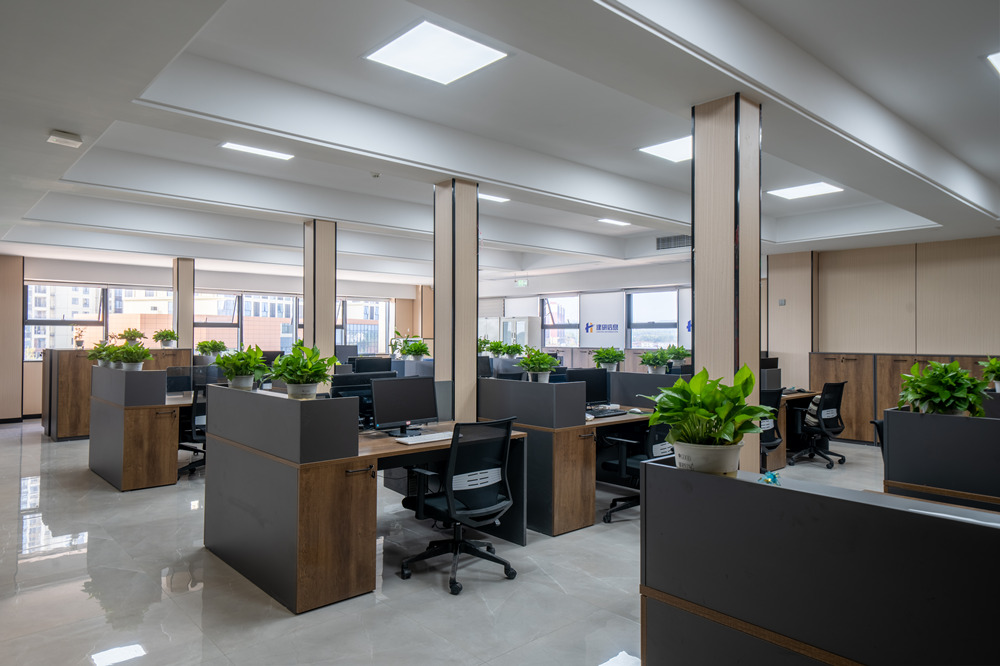 1713427521451770.jpg 職員辦公桌.jpg