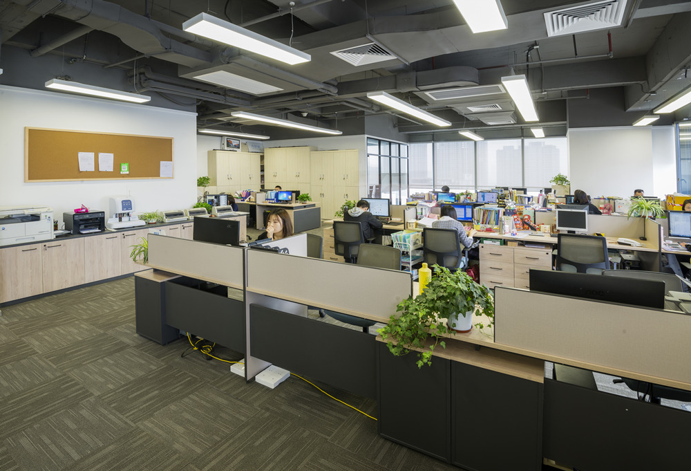 1713772153495385.jpg 屏風(fēng)辦公桌.jpg